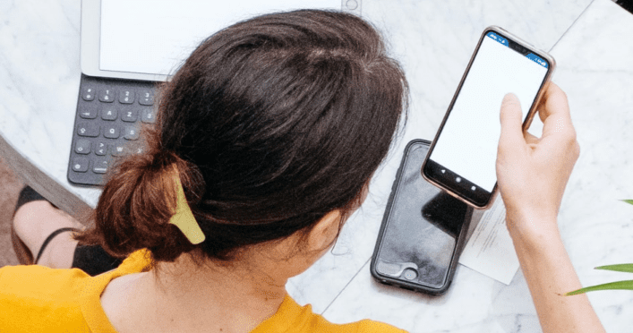 Person sitter och kollar på sin mobil